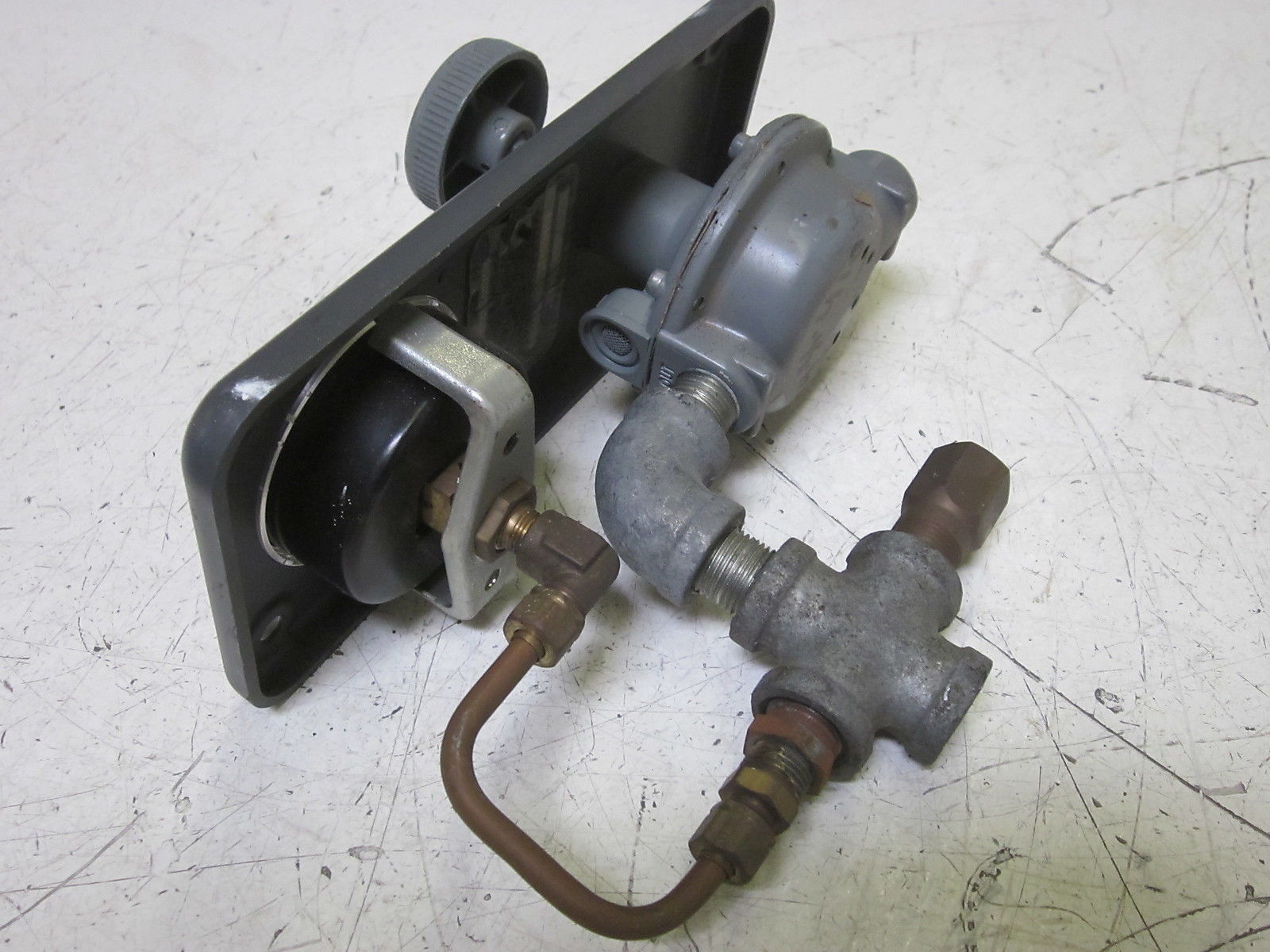 FISHER 670 CONTROLLER 0-30 PSI UNMP
