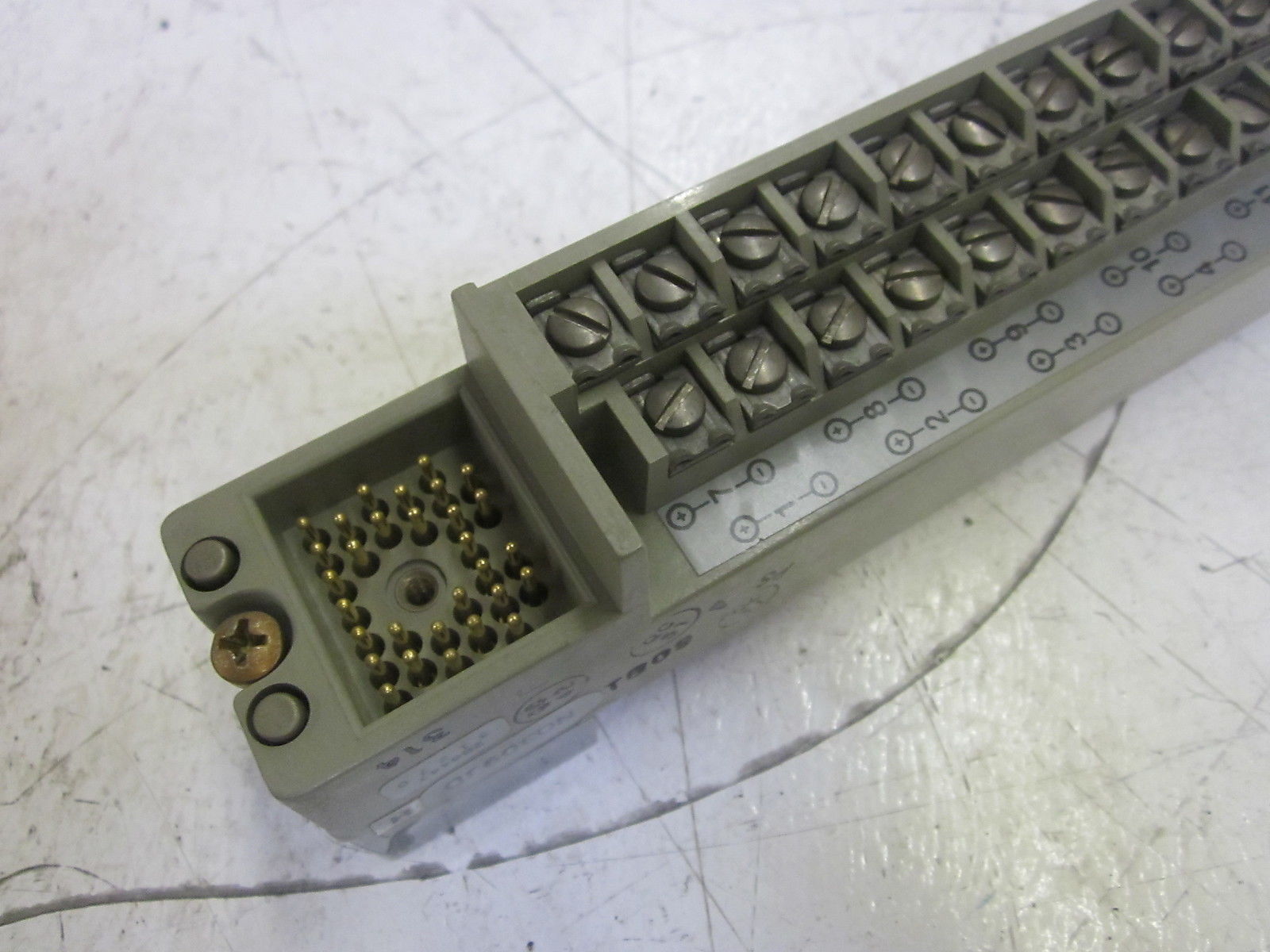 FOXBORO 2AX+DI0 SIGNAL DISTRIBUTION MODULE  UNMP