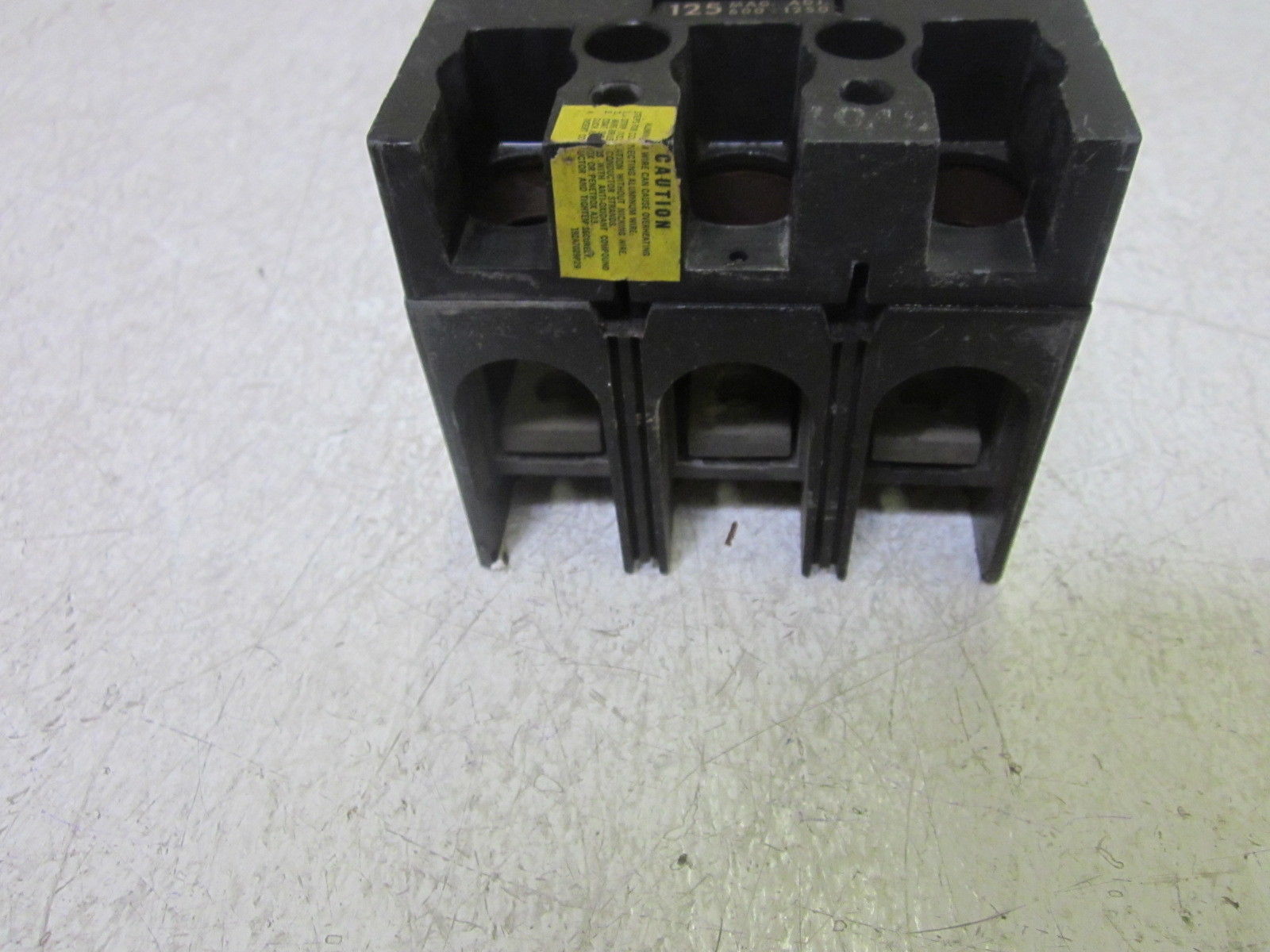GENERAL ELECTRIC TFK236F000 3POLE 225AMP 600V CIRCUIT BREAKER 125 A TRIP UNMP