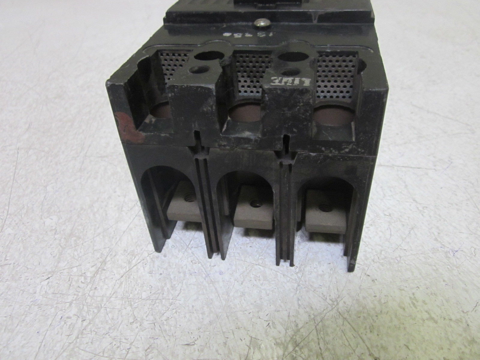 GENERAL ELECTRIC TFK236F000 3POLE 225AMP 600V CIRCUIT BREAKER 125 A TRIP UNMP