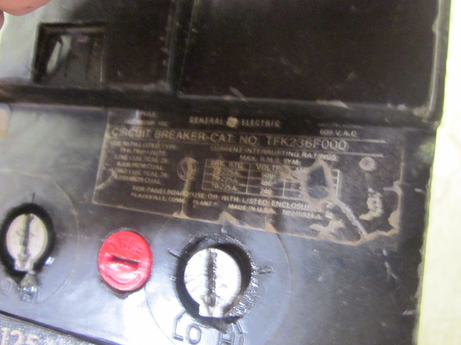 GENERAL ELECTRIC TFK236F000 3POLE 225AMP 600V CIRCUIT BREAKER 125 A TRIP UNMP
