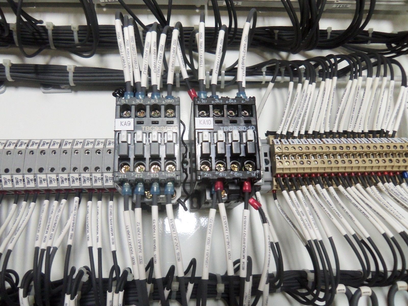 HOFFMAN A-424212WFLP WITH CUTLER HAMMER AND SCHNEIDER AUTOMATIO NSNP