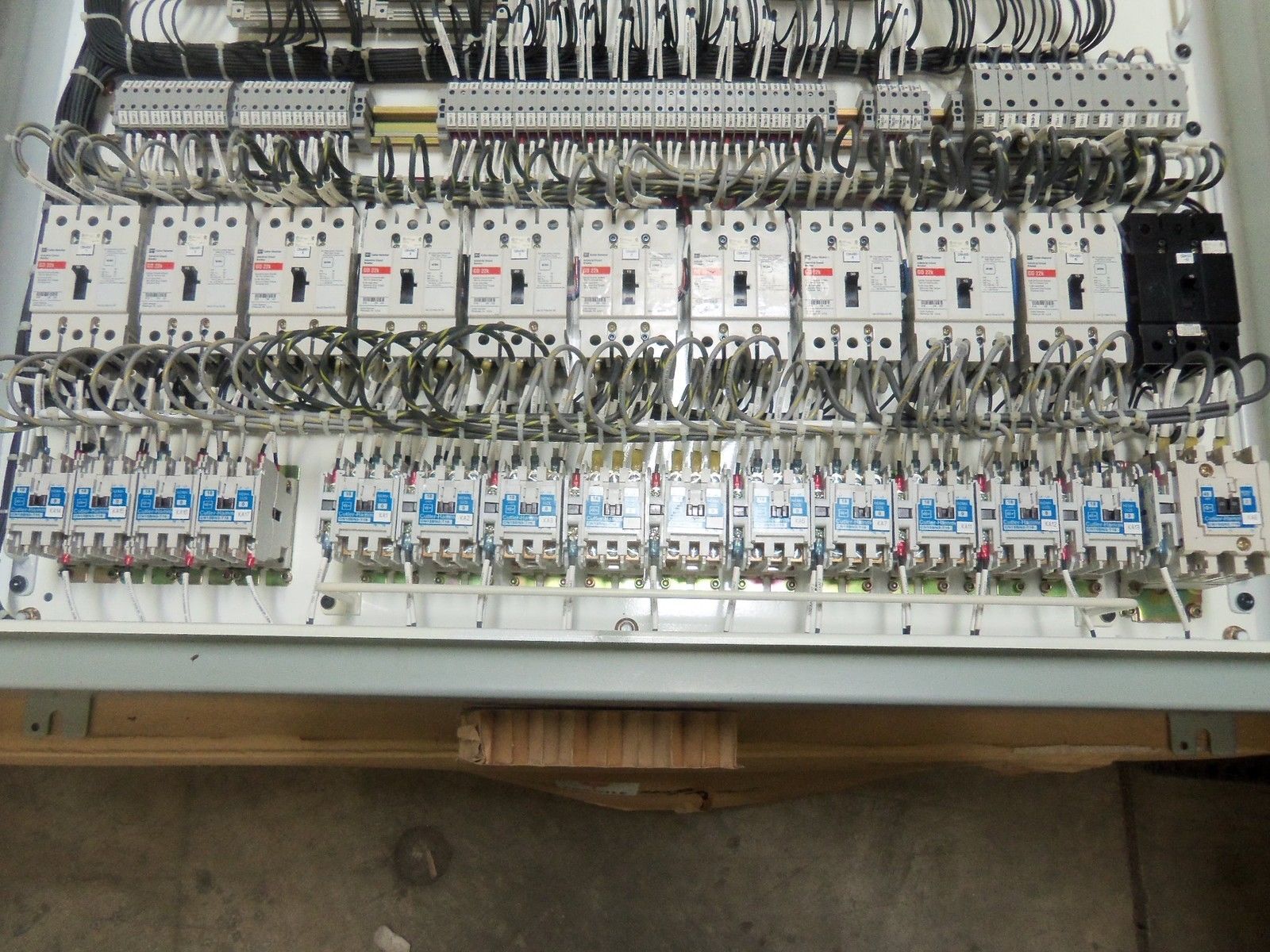 HOFFMAN A-424212WFLP WITH CUTLER HAMMER AND SCHNEIDER AUTOMATIO NSNP
