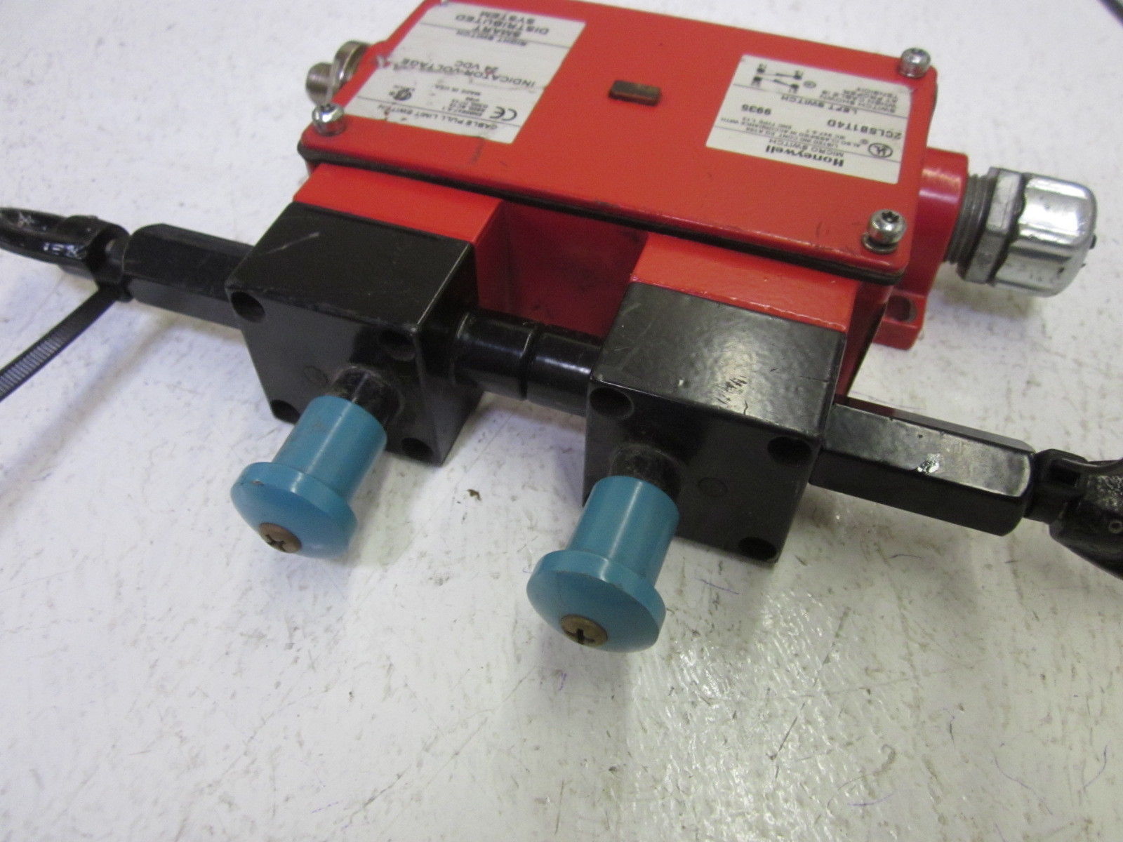 HONEYWELL 2CLSB1T4D CABLE PULL LIMIT SWITCH UNMP