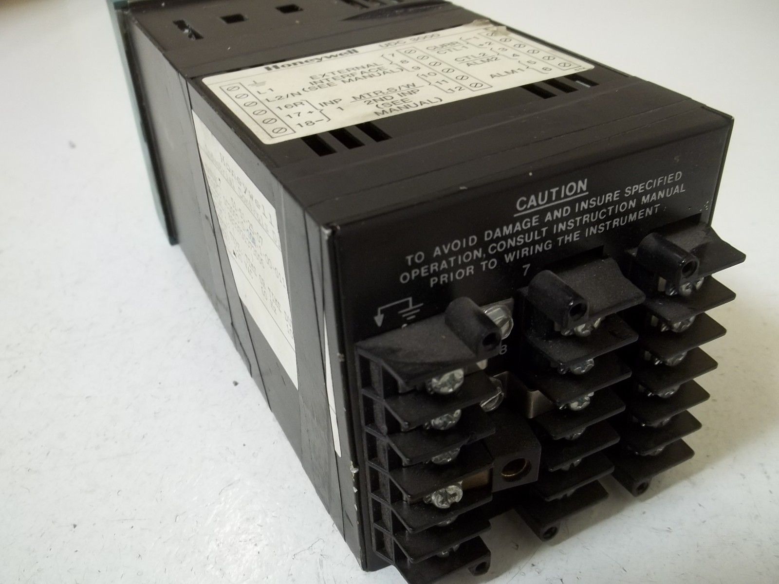 HONEYWELL DC3003-0-30A-1-00-0111 TEMPERATURE CONTROLLER UNMP