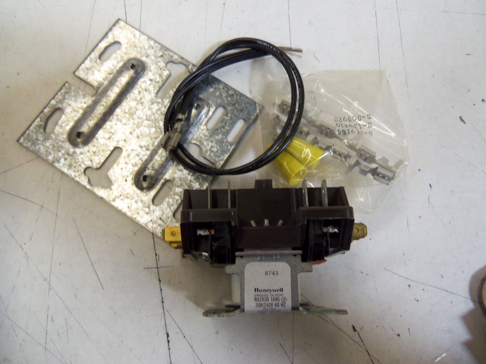 HONEYWELL R4243B1046 *NEW IN BOX*