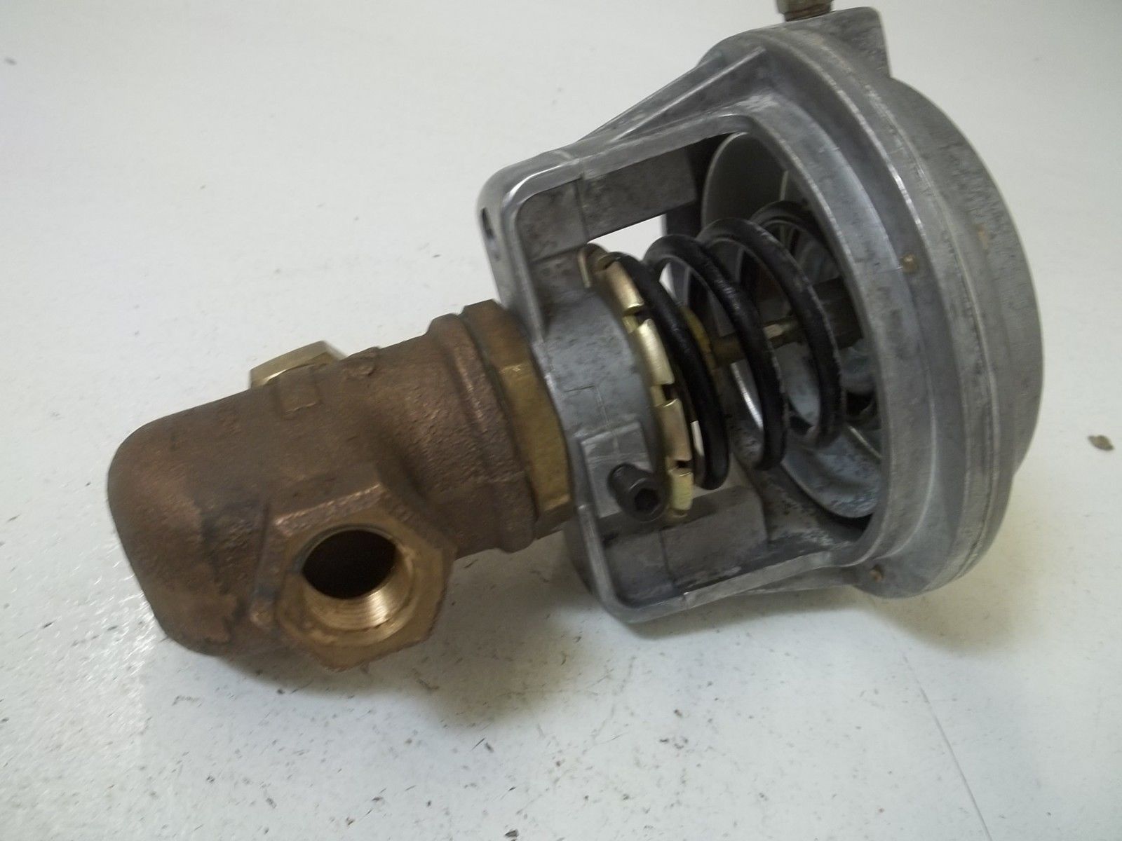 HONEYWELL VP512A12053 3-8PSI UNMP