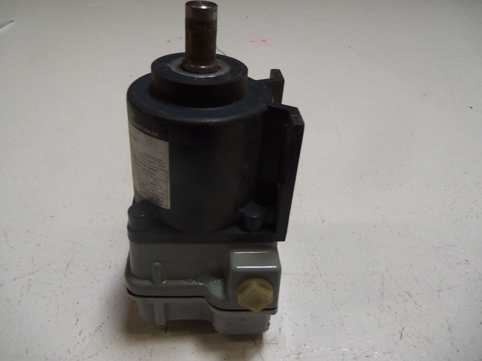 HUBBEL 2210-132CC15 SPEED SWITCH UNMP