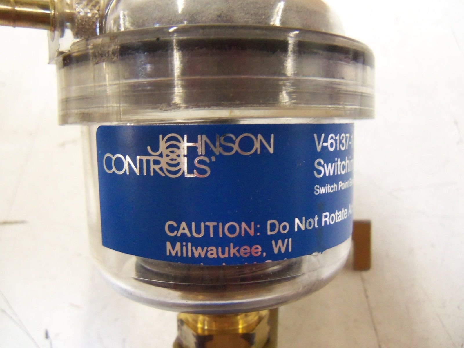 JOHNSON CONTROLS V-6137-1 *USED*