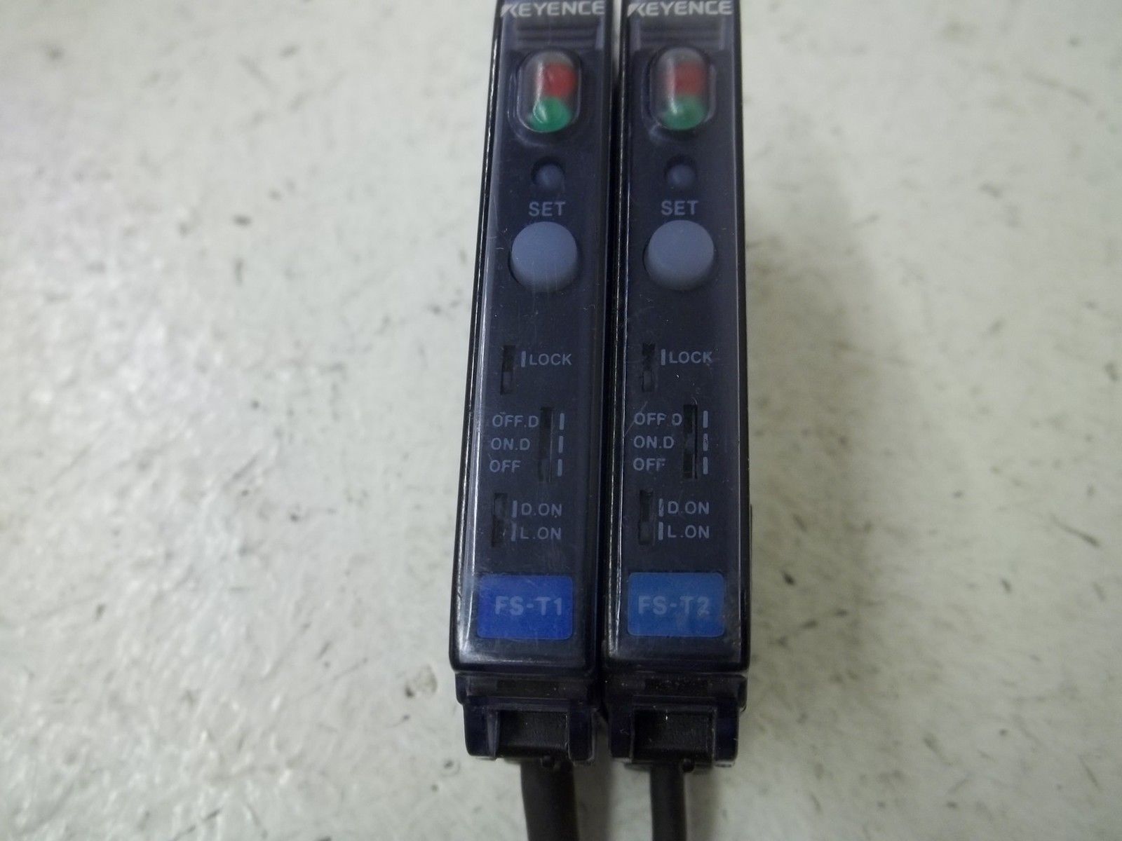 KEYENCE FS-T1 W/ FS-T2 FIBER OPTIC SENSOR AMPLIFIER UNMP