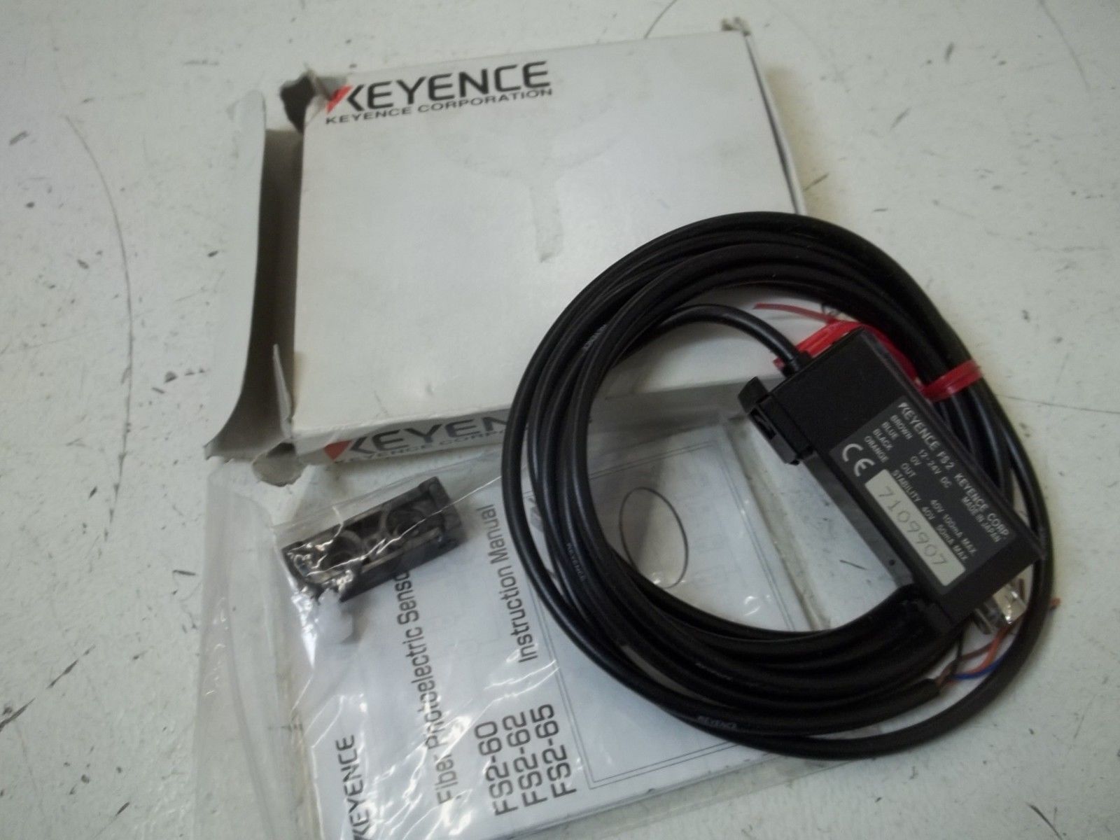 KEYENCE FS2-60 FIBER PHOTOELECTRIC SENSOR  NSMP