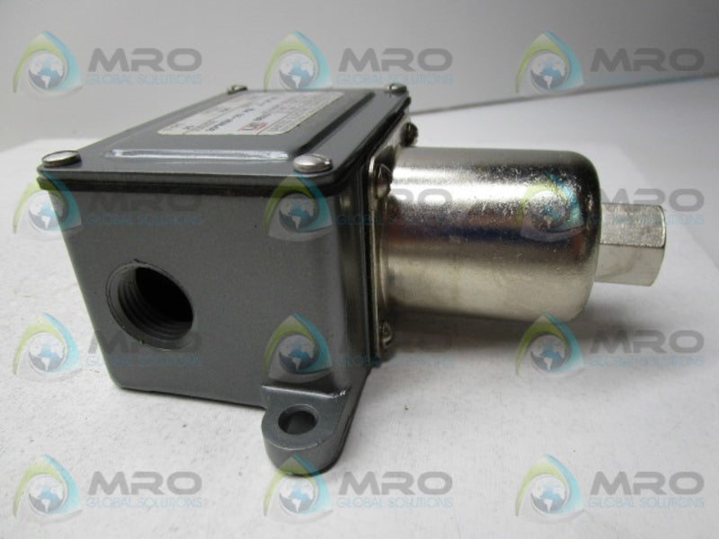 UNITED ELECTRIC CONTROLS TYPE J6 1349547 PRESSURE SWITCH  NSMP
