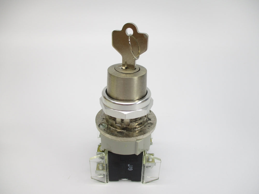ALLEN BRADLEY 800T-N61KF4B SER. T (WH) NSMP
