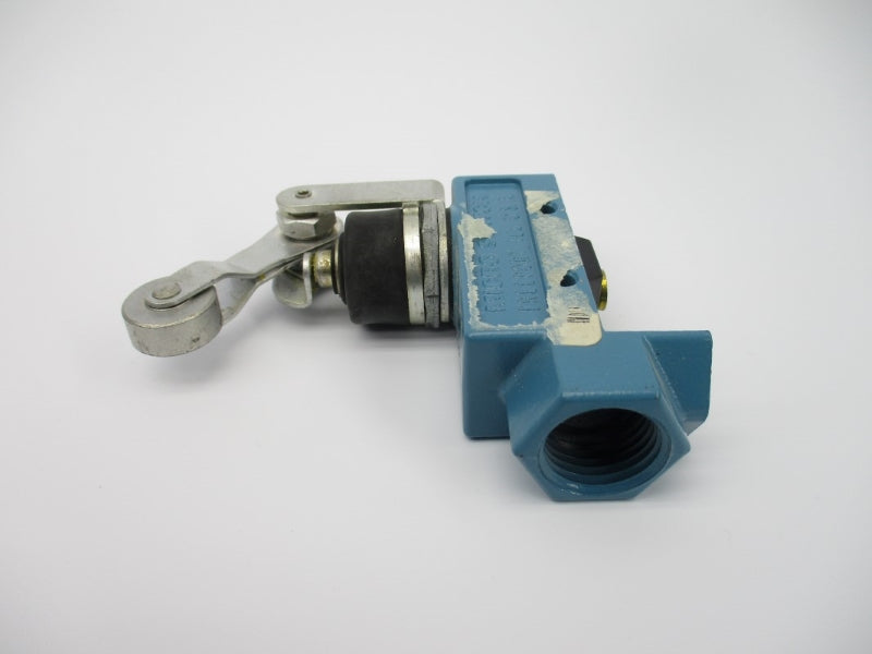 MICRO SWITCH BZE6-2RN2 600VAC 2A (AS PICTURED) NSNP