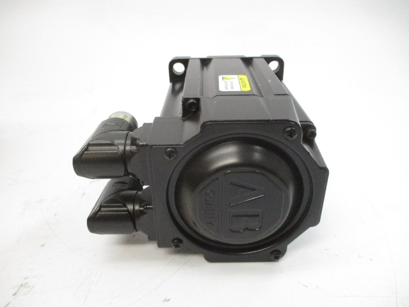 ALLEN BRADLEY MPL-B420P-SK72AA SER. A 460VAC 6.4A NSMP