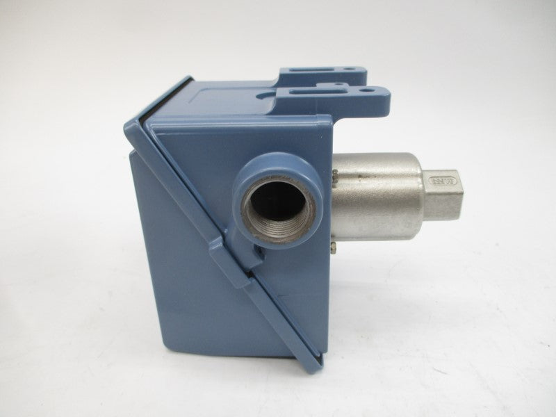 UNITED ELECTRIC J400-S137B 480VAC 15A 5PSI NSMP