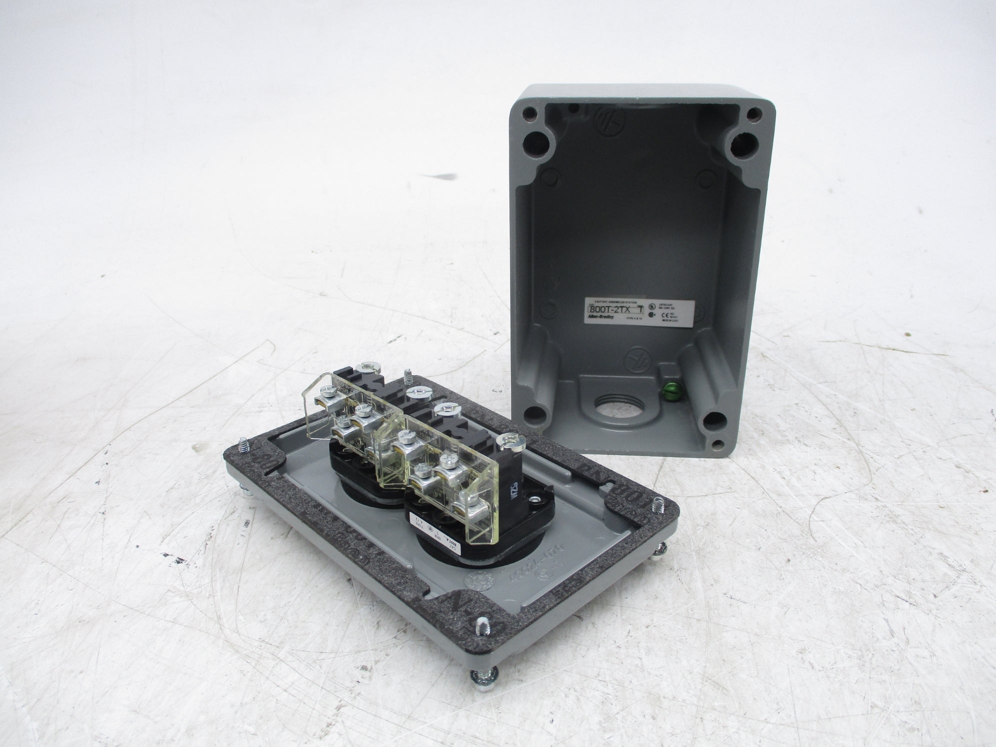 ALLEN BRADLEY 800T-2TX SER. T (BR/WH) NSMP