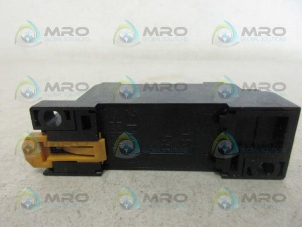 OMRON PYF08A-E RELAY SOCKET UNMP