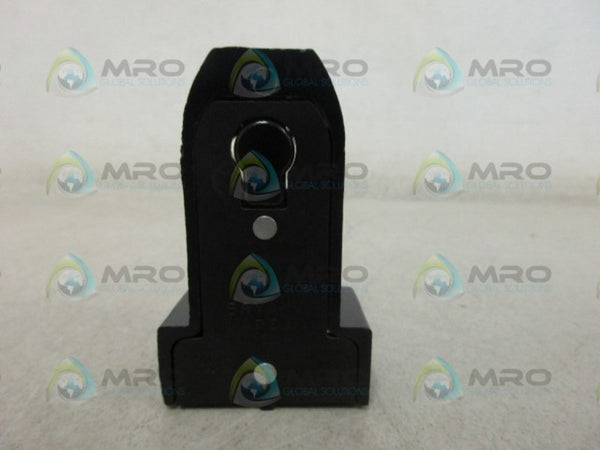 BRYANT 2137174 LAMPHOLDER NSNP