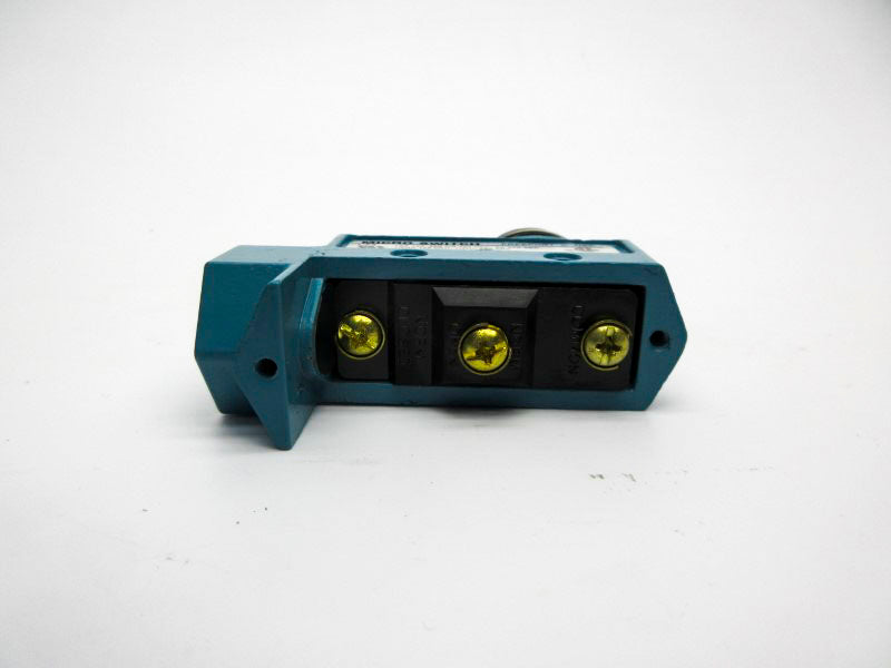 MICRO SWITCH BZE6-2RN81 600VAC 2A (AS PICTURED) NSNP