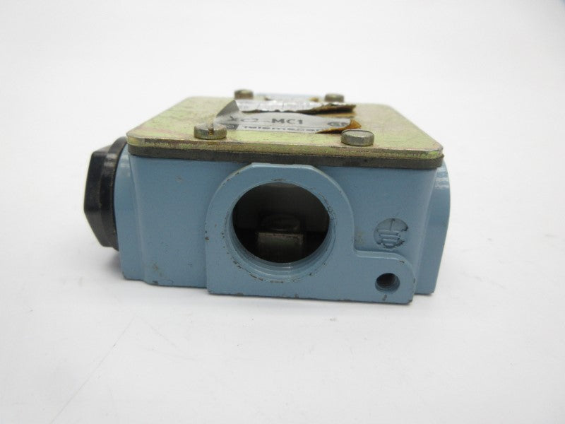 TELEMECANIQUE XC2-MC1 600V 8A UNMP