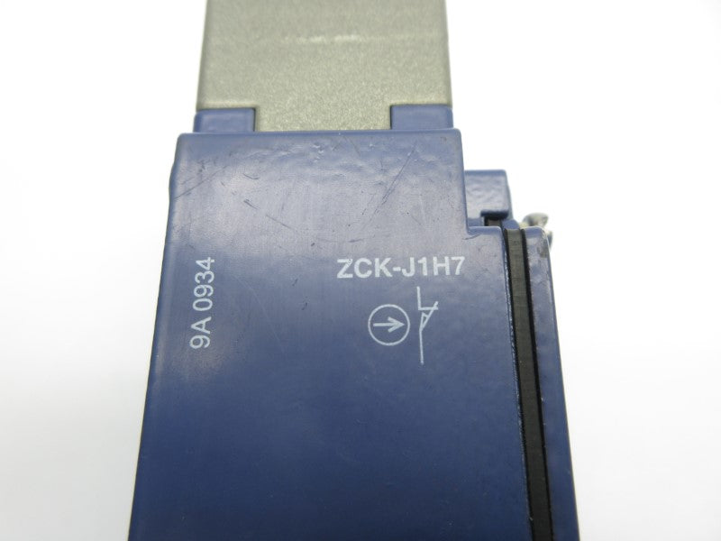 TELEMECANIQUE ZCK-J1H7 240V 3A (AS PICTURED) NSNP