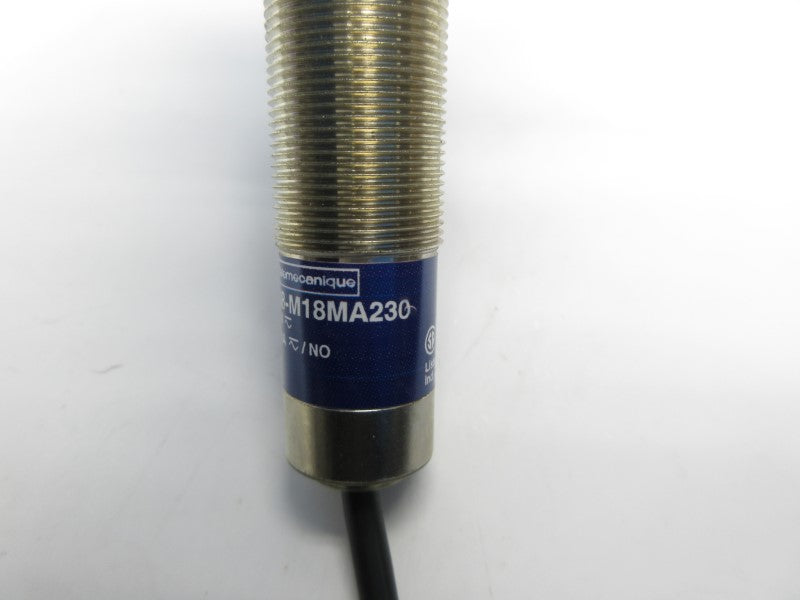 TELEMECANIQUE XU8-M18MA230 24-240V NSNP