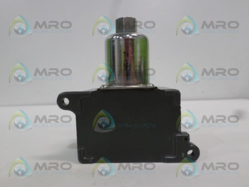 UNITED ELECTRIC J6-S142A PRESSURE SWITCH 0-18 PSI 4-7" WC NSNP