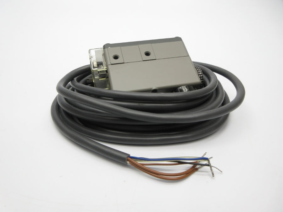 OMRON E3ML-M8E4G 10-30VDC NSNP