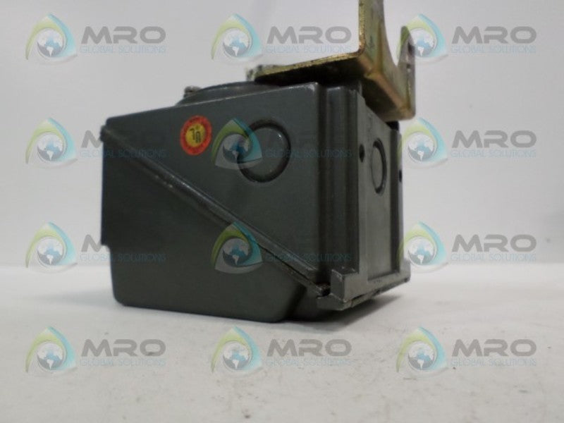 UNITED ELECTRIC H300-442-0230 PRESSURE SWITCH 0-20" WC UNMP
