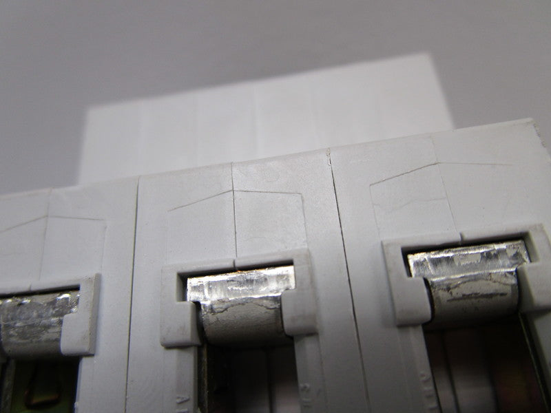 MERLIN GERIN 21421 C32N-8 CIRCUIT BREAKER 8A  NSNP