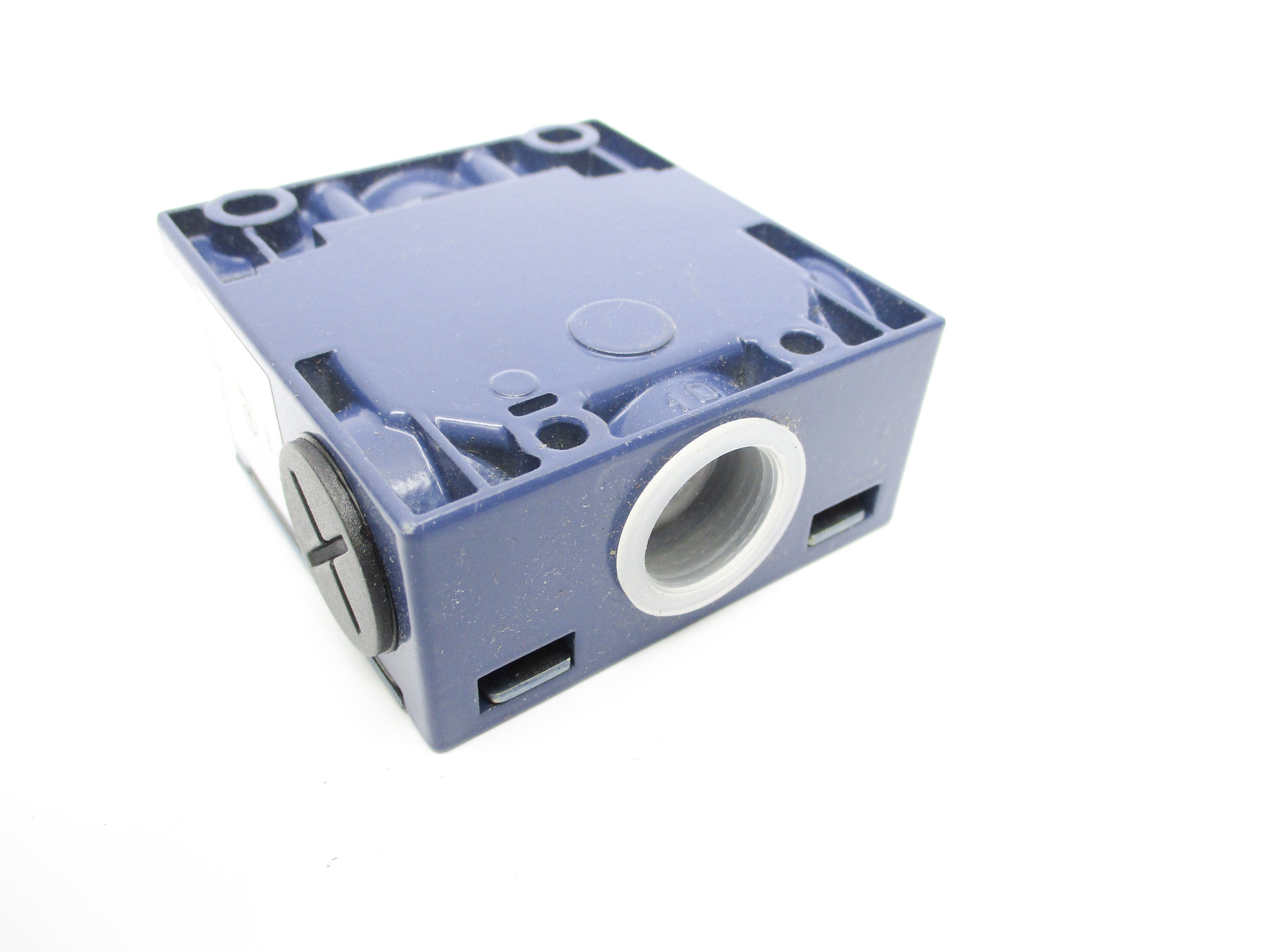 TELEMECANIQUE ZCKM1H7 240V 3A NSMP
