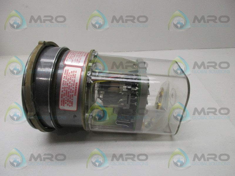 DWYER 3004C PHTOTOHELIC PRESSURE GAUGE  NSMP
