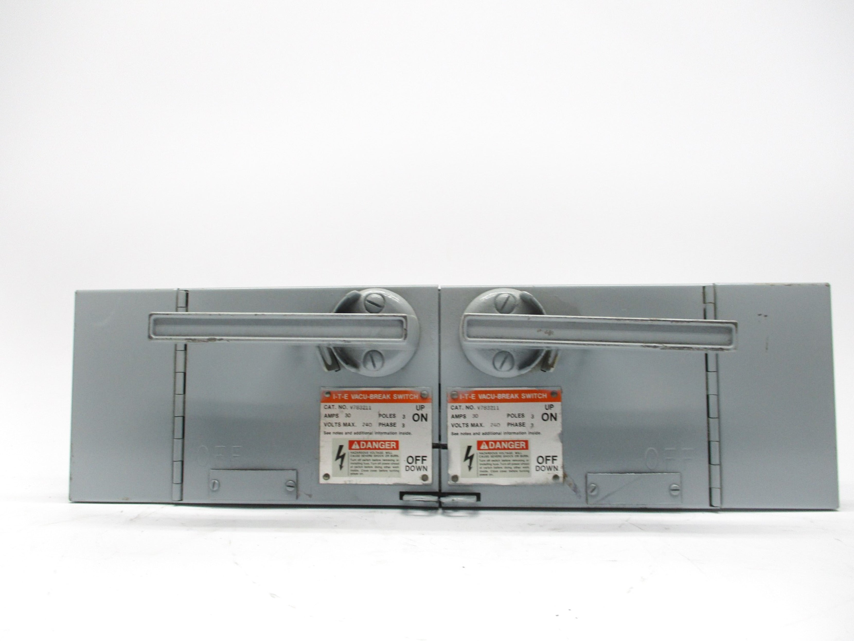 ITE V7B3211 30A UNMP