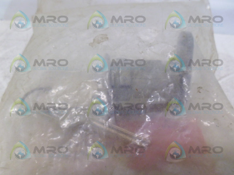 INTERNATIONAL 424472C91 CYLINDER LOCK *NEW IN FACTORY BAG*