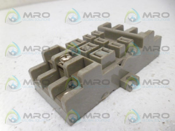 YOUNG SQ-11 RELAY SOCKET UNMP