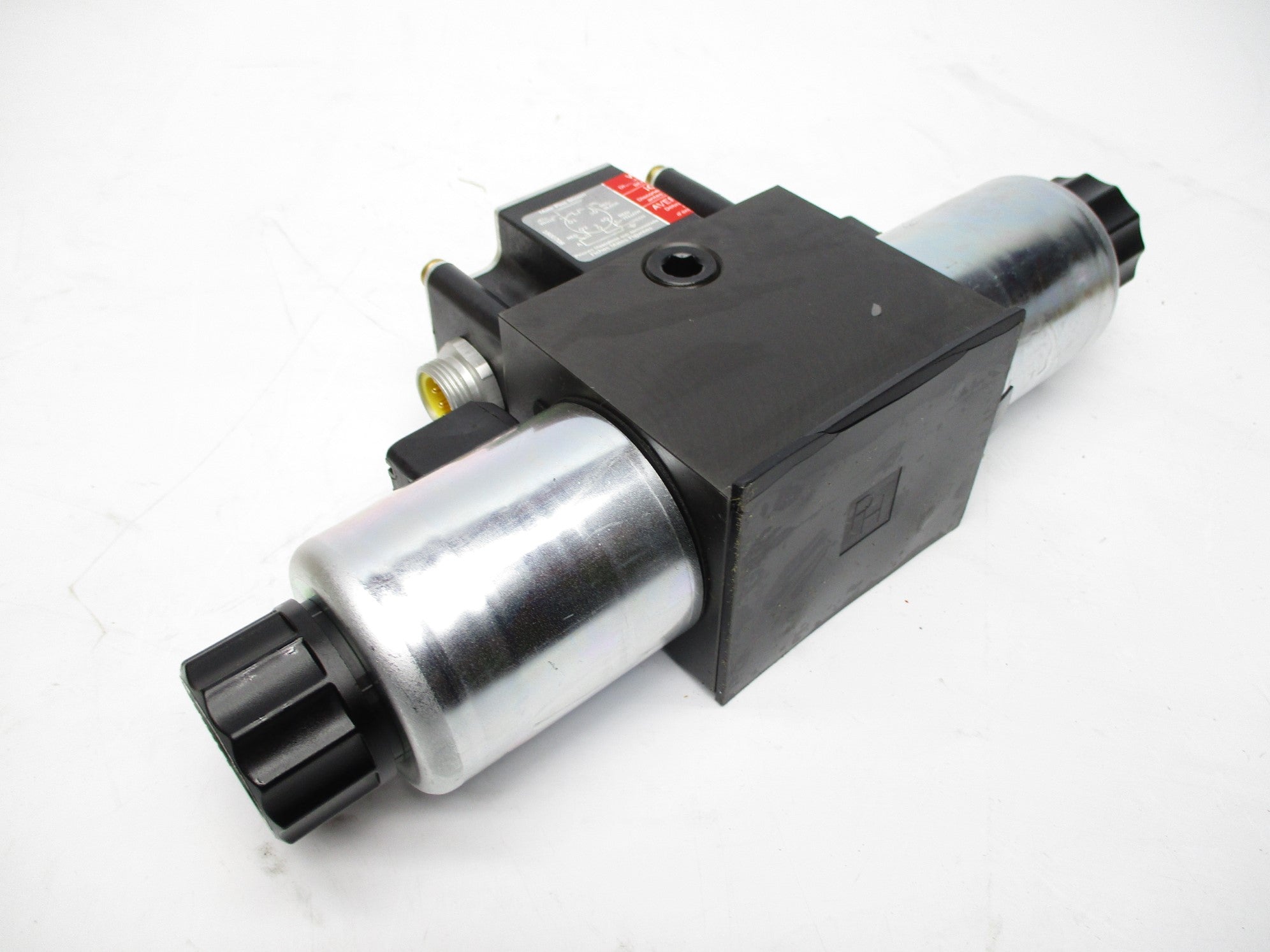 PARKER D3W2CNYCS7632XB844 120V 3000PSI NSMP