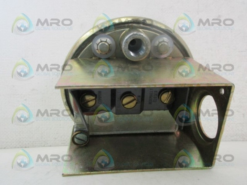 DWYER 1920-1 PRESSURE SWITCH (AS PICTURED) NSNP