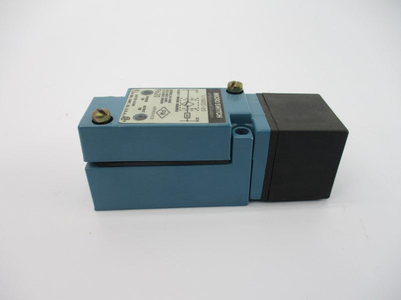 MICRO SWITCH LYS02C-2S 120VAC 2.7A NSNP