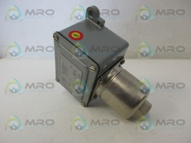 UNITED CONVEYOR 353302-1 PRESSURE SWITCH *NEW NO BOX*