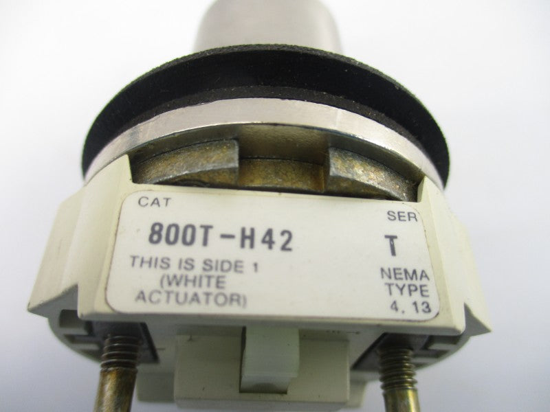 ALLEN BRADLEY 800T-H42 SER. T (NO KEY) (AS PICTURED) NSNP