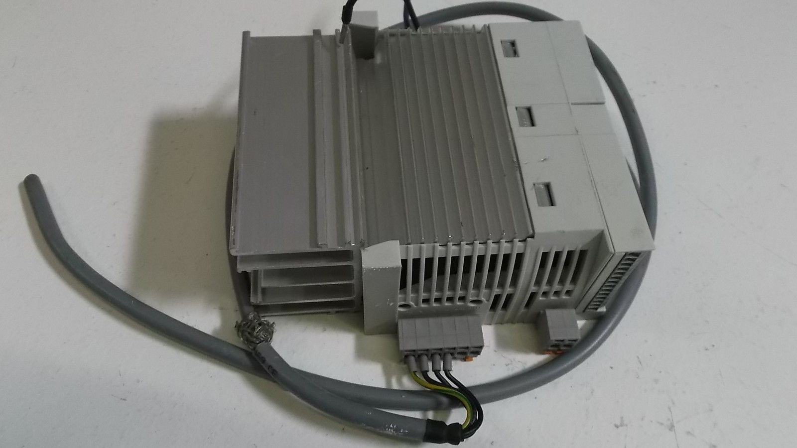 LENZE DRIVE E82EV251_3B UNMP