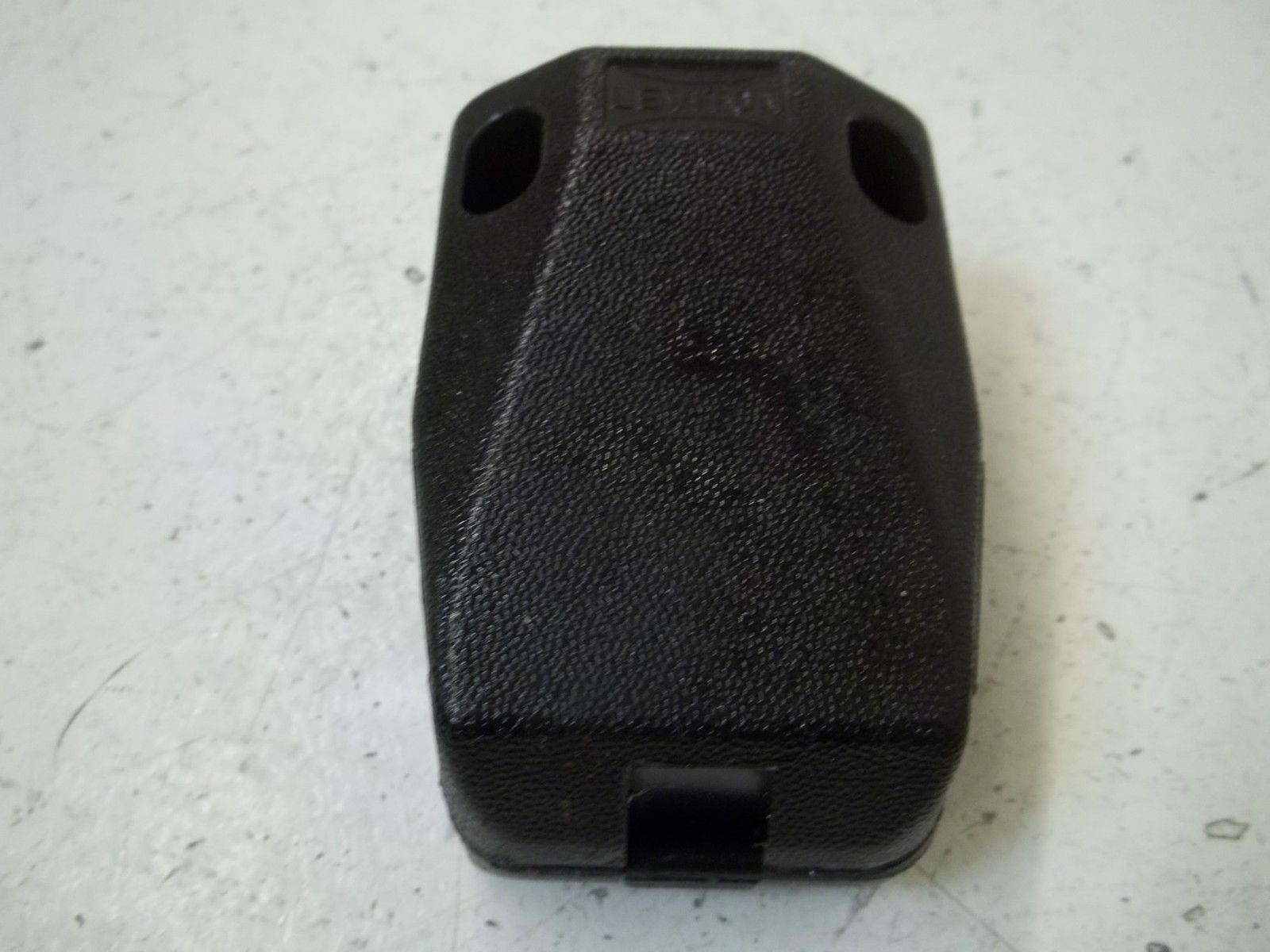 LEVITON 1830-T ANGLE PLUG 2-POLE 3-WIRE NSMP