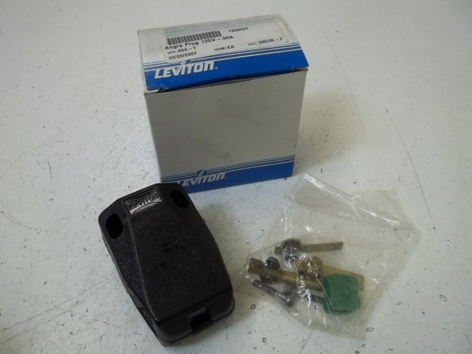 LEVITON 1830-T ANGLE PLUG 2-POLE 3-WIRE NSMP