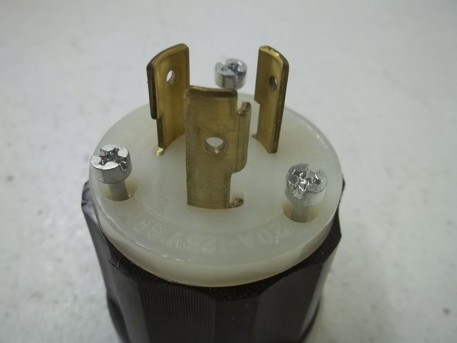 LEVITON 2311-PLC PLUG LOCKING NSMP
