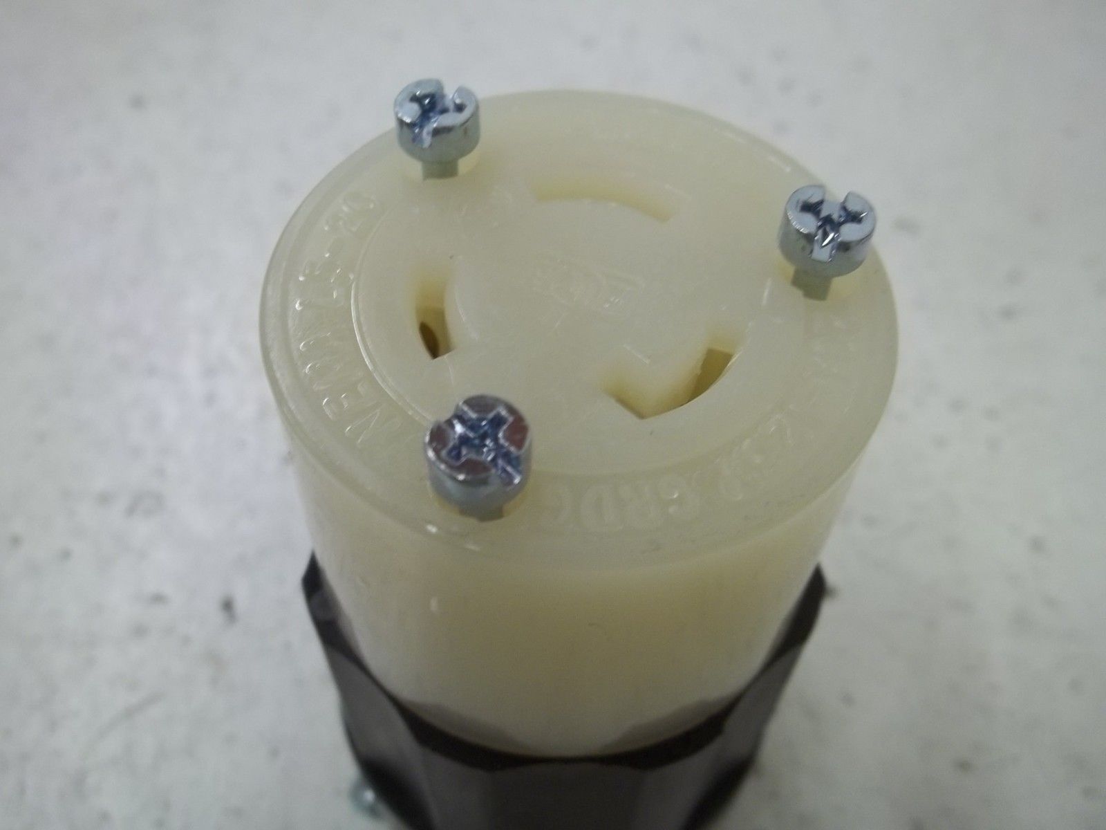 LEVITON 2313-PLC CONNECTOR LOCKING NSMP