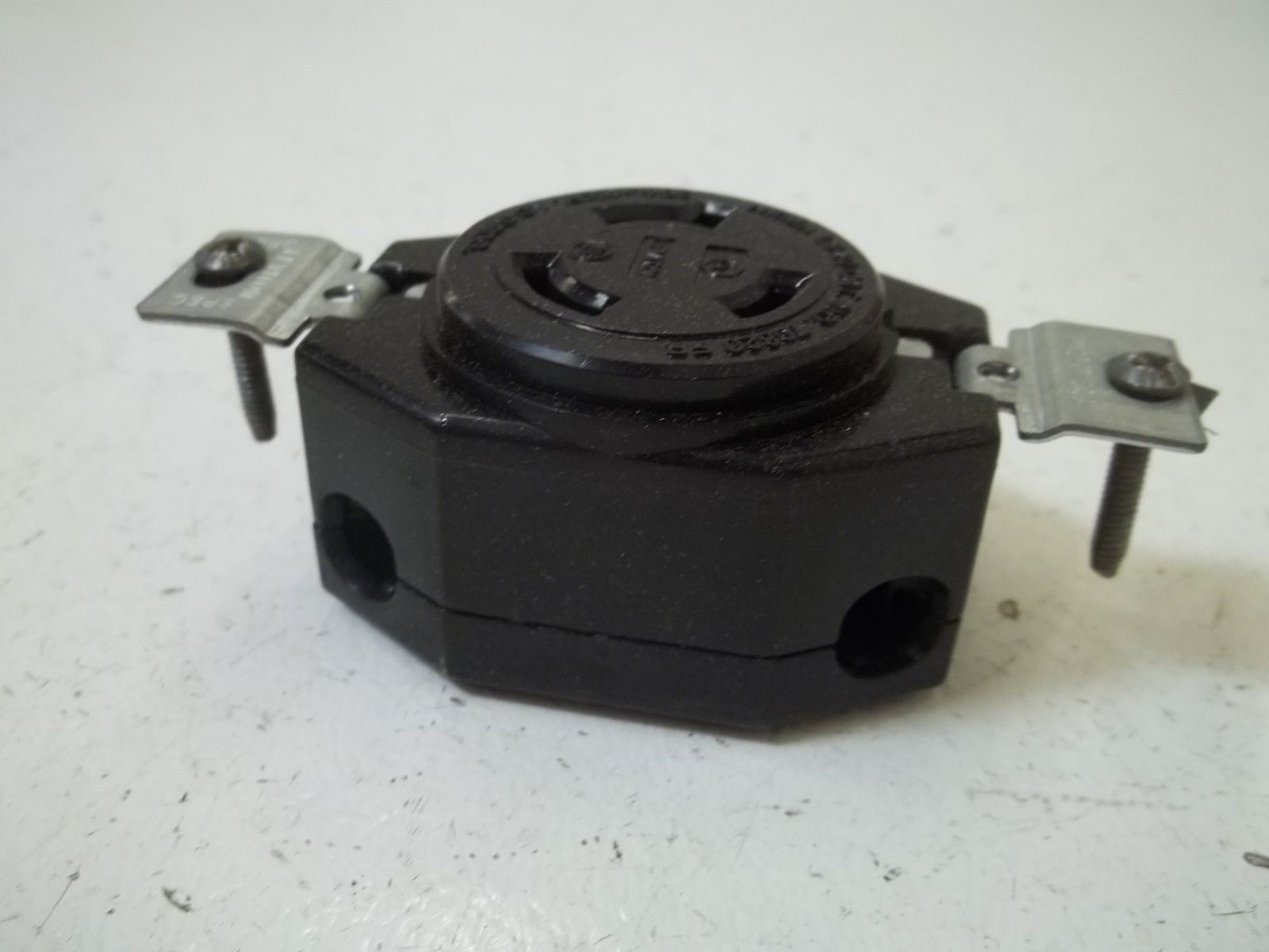 LEVITON 2340 SINGLE,LOCKING GROUNDING 20A-480V AC/CA NSMP