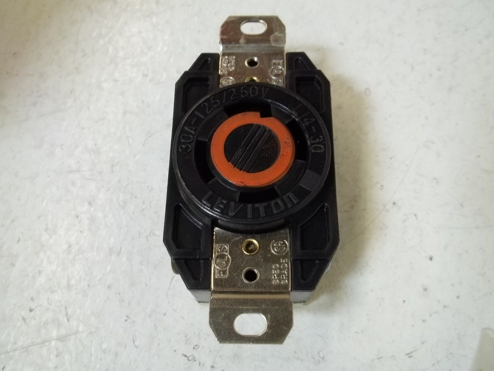 LEVITON 2710 3-P,4-W SINGLE LOCK REC. GROUND  NSMP