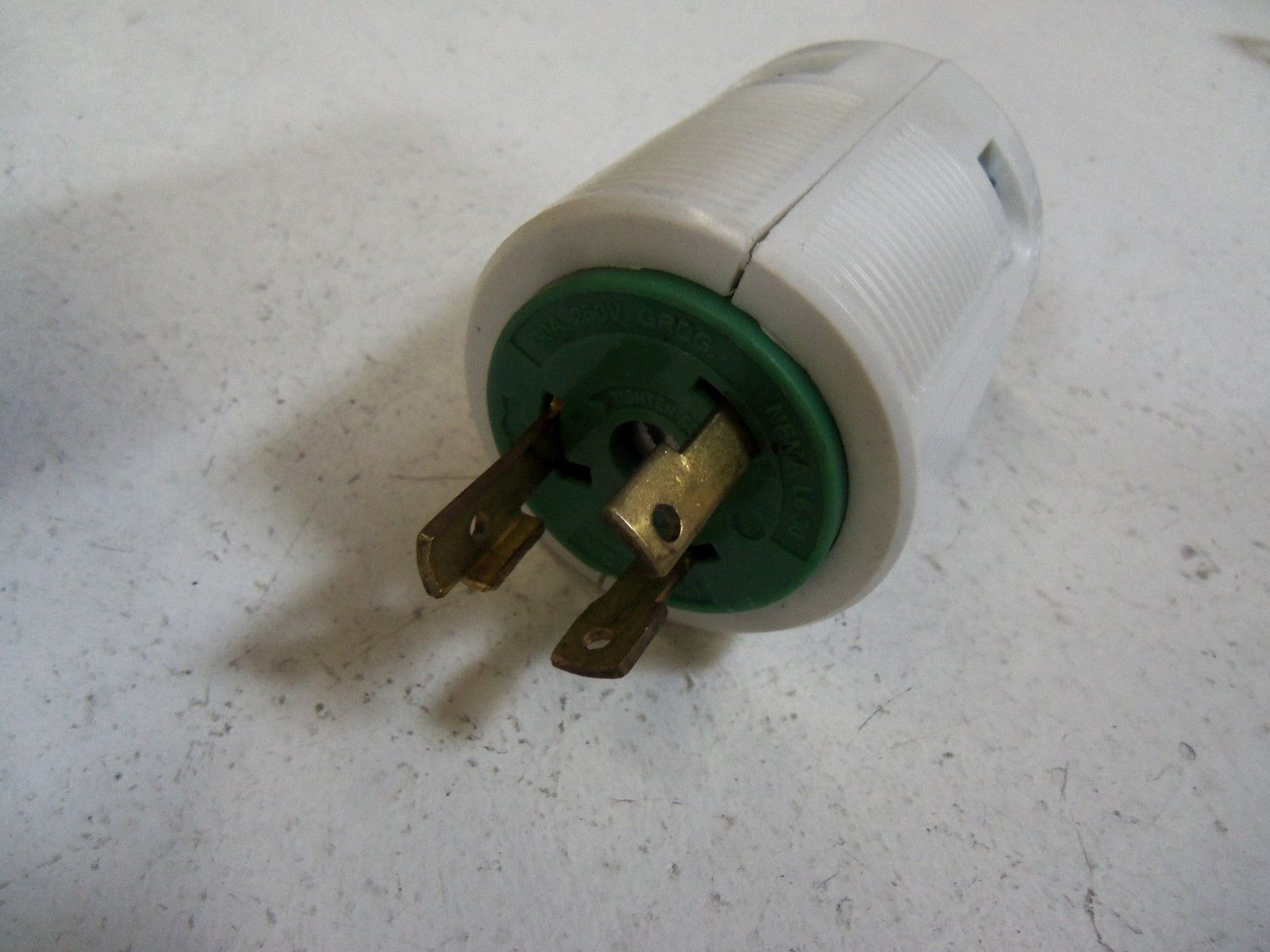 LEVITON PLUG LOCKING 70630-P UNMP