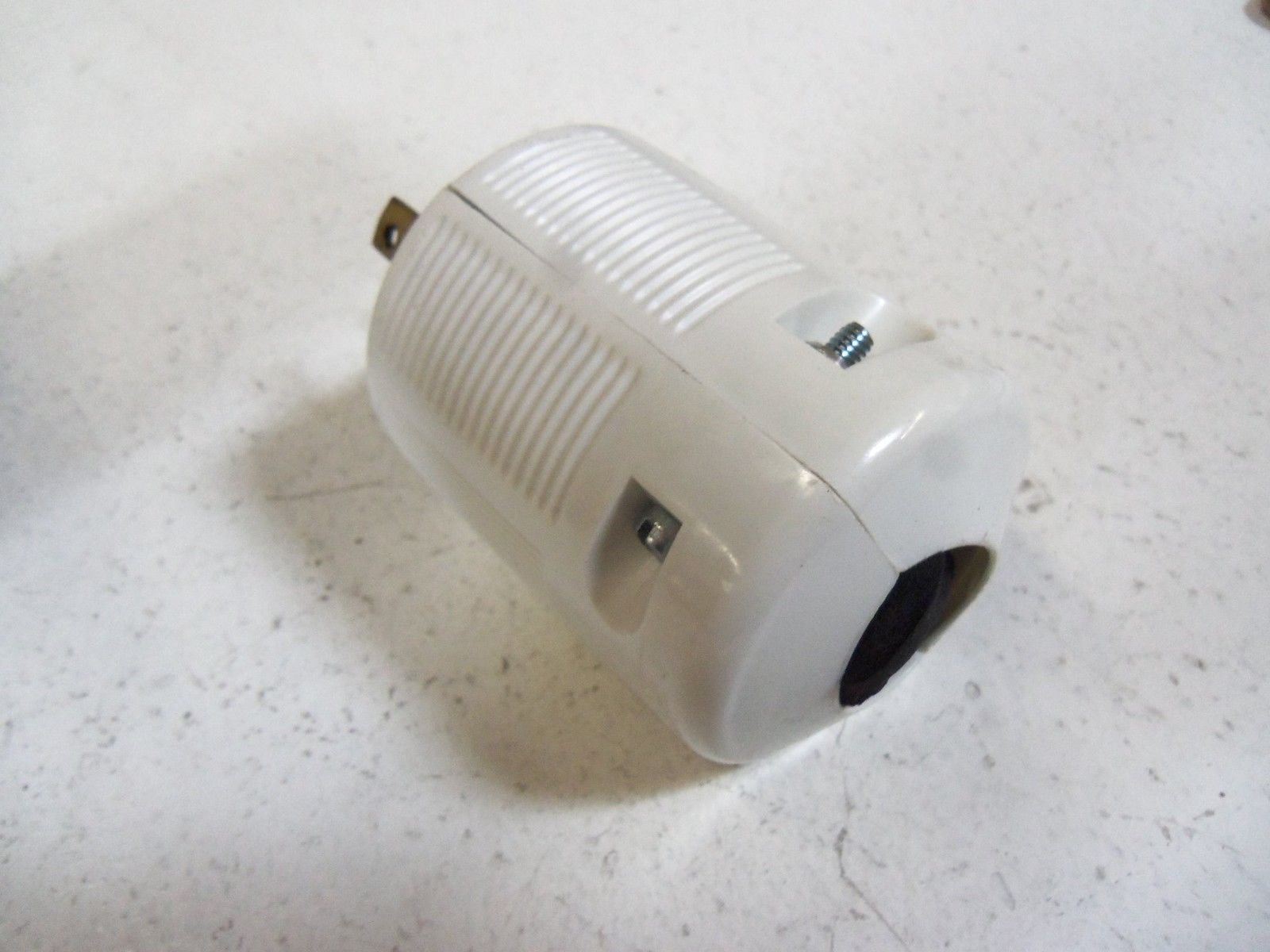 LEVITON PLUG LOCKING 70630-P UNMP